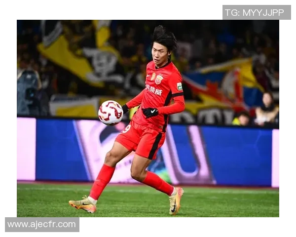 足球明星亲手扔出的足球背后的故事与梦想启示